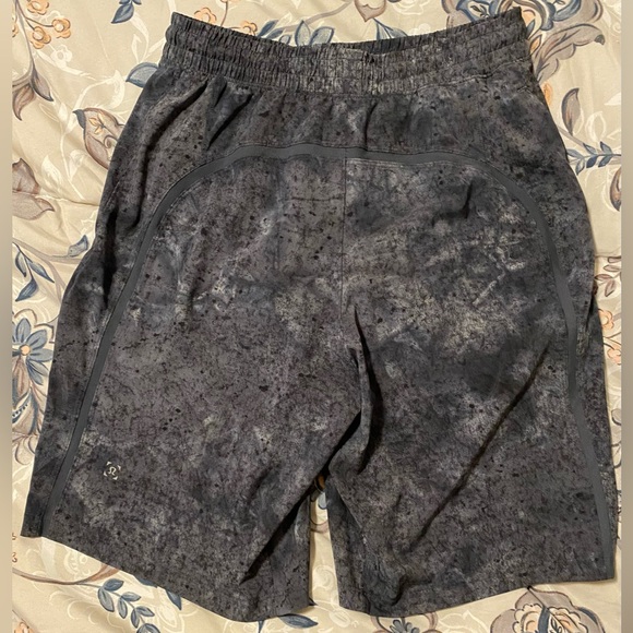 Men’s XS Lulu shorts with liner - Picture 2 of 5